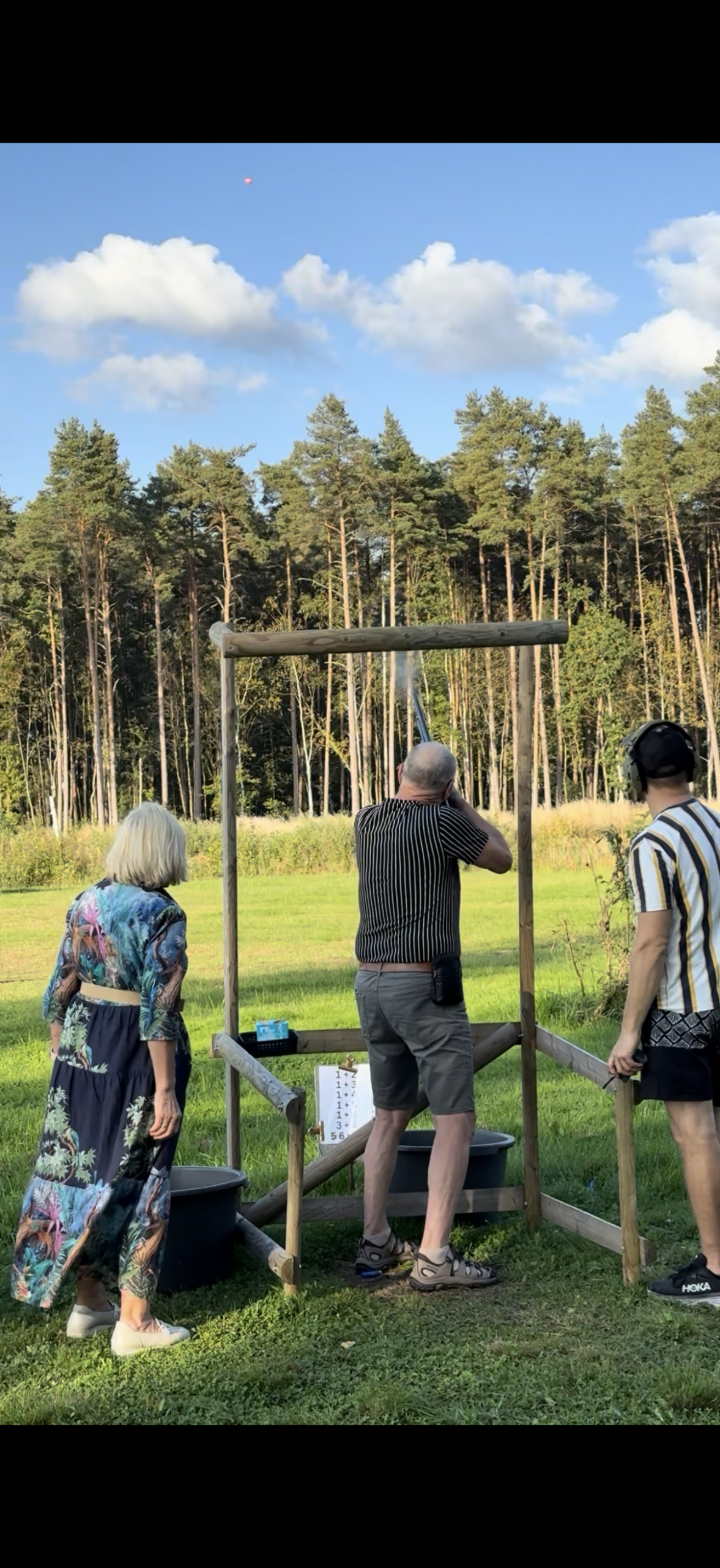 Seltskond koos Pärnu Laskekeskuses elamuslaskmisel