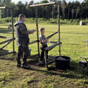 Isa ja poeg koos Pärnu Laskekeskuses laskmas