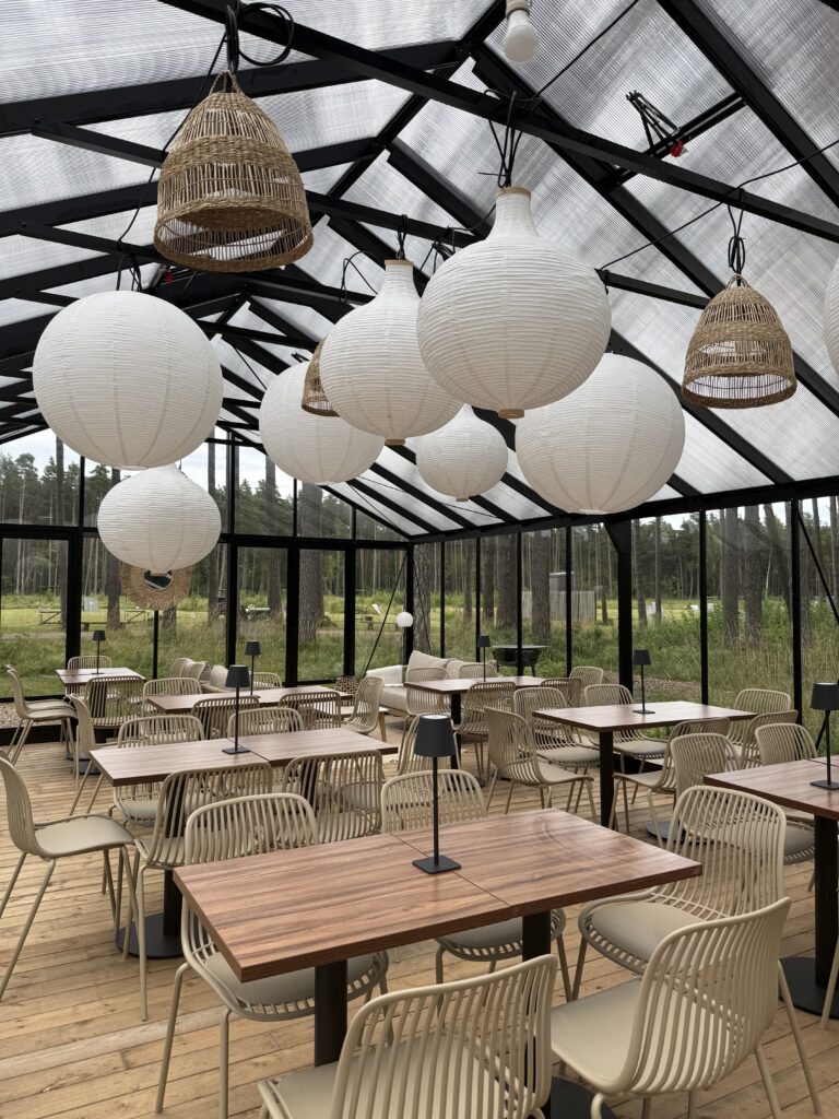 Lounge’i klaasmaja lauad ja toolid